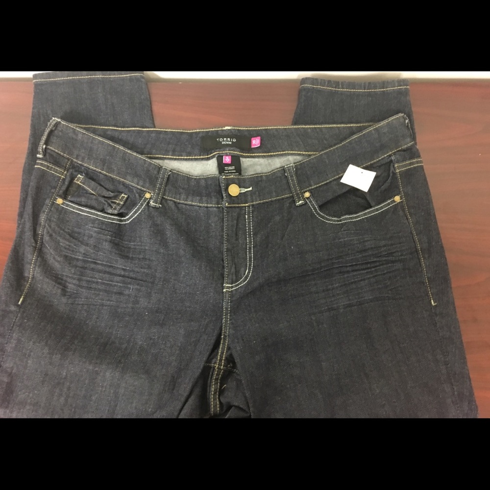 NEW Torrid  Denim Capri Jeans